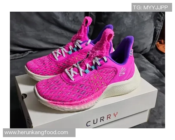 足球明星穿搭新风尚粉色战靴引领时尚潮流的魅力与个性